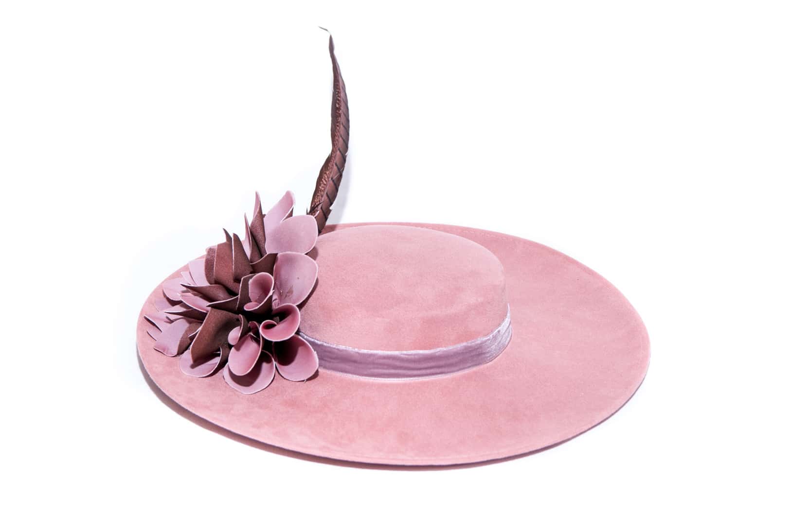 Canotier con flor de buganvilla